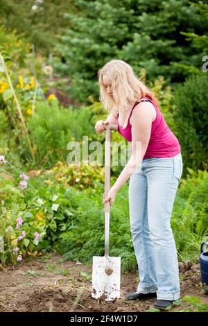 Frau tut Outdoor Stretching mit ihrem persönlichen Trainer auf einem Toller Sommertag Stockfoto
