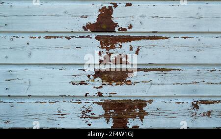 Holzpaneele mit abblätternder Farbe und brauner Farbe Darunter Nahaufnahme Stockfoto