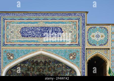 Die atemberaubende Shah Cheragh ('Kaiser des Lichts') Moschee, bekannt für ihre spektakulären Spiegel-Fliesenarbeiten (Aina-Kari). Blick in den geschlossenen Hof. Stockfoto