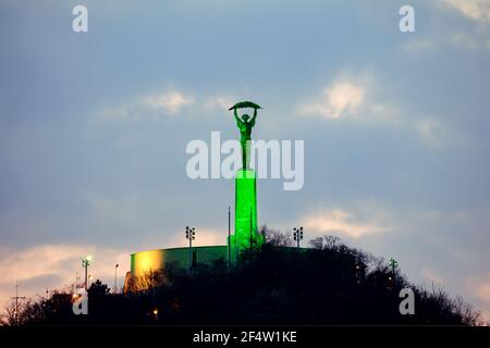 Freiheitsstatue in Budapest Ungarn. Dekoriert mit grünen Lichtern am St. Patrick Memorial Day. Stockfoto