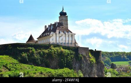 Schloss Schönbühel auf der Klippe über der Donau in der Wachau In Niederösterreich Stockfoto