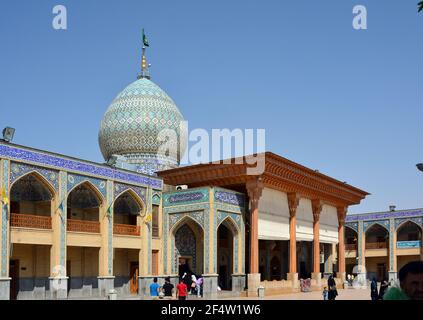 Die atemberaubende Shah Cheragh ('Kaiser des Lichts') Moschee, bekannt für ihre spektakulären Spiegel-Fliesenarbeiten (Aina-Kari). Blick in den geschlossenen Hof. Stockfoto