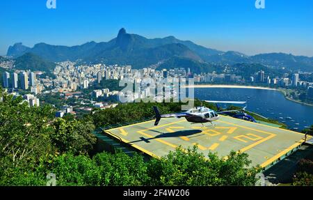 Landschaft mit Panoramablick auf Botafogo und den Monte Corcovado vom Hubschrauberlandeplatz des Zuckerhut in Rio de Janeiro, Brasilien. Stockfoto