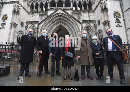 Datei-Foto vom 03/02/21 von (von links nach rechts) Mark Turnbull, Terry Renshaw, Harry Chadwick, Eileen Turnbull, John McKinsie Jones mit Frau Rita McKinsie Jones und Rechtsanwalt Jamie Potter, vor den Royal Courts of Justice, London. Mitglieder der Shrewsbury 24 haben die Umkehr einer "großen Fehlgeburt der Justiz" begrüßt, als sie schließlich ihre Namen fast 50 Jahre nach ihrer Verurteilung wegen Streikposten freigaben. Ausgabedatum: Dienstag, 23. März 2021. Stockfoto