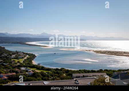 Landschaftlich schöner Blick über Plettenberg Bay, Keurboomsrivier und den Indischen Ozean, Südafrika Stockfoto