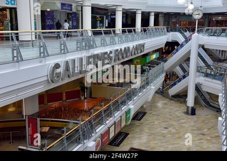 Im großen normalerweise geschäftigen Einkaufszentrum fast leer am Nachmittag Saterday mit Geschäften Food Court geschlossen während der Sperre wegen Covid-19 Pandemie, Stockfoto