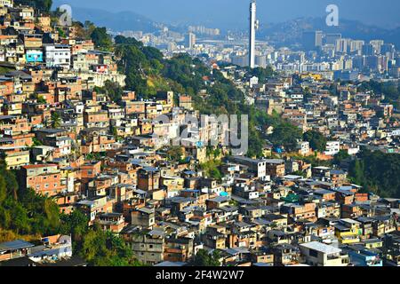 Landschaft mit Panoramablick auf die Favela Rocinha und das Maracanã-Stadion im Hintergrund in Rio de Janeiro, Brasilien. Stockfoto