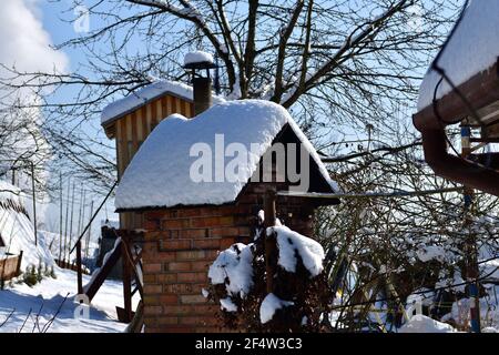 Dicke Schicht von frisch gefallener Schnee auf den Dächern von Häuser und Ferienhäuser in der Natur Stockfoto