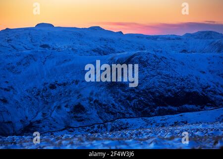 Blick auf Great Gable von Red Screes, Lake District, Großbritannien mit leuchtendem Licht bei Sonnenuntergang. Stockfoto