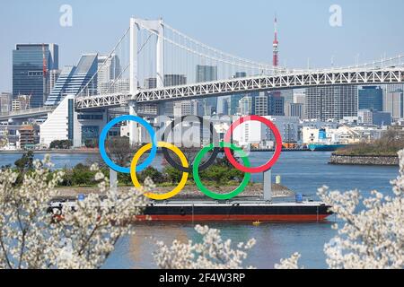 Tokio, Japan. März 2021, 23rd. Dieses Denkmal für die Olympischen Spiele in Tokio (Tokio 2020) in Odaiba in der Nähe der Regenbogenbrücke in Tokio, Japan am 23. März 2021. Während die Kirsche in voller Blüte blüht und die Menschen herumlaufen und die Frühlingsferien genießen. Die Spiele sollten ursprünglich am 24. Juli 2020 beginnen, wurden aber aufgrund der Covid-19-Pandemie verzögert. Die Spiele wurden vorläufig für den 23. Juli 2021 verschoben. (Foto von Kazuki Oishi/Sipa USA) **Japan out** Credit: SIPA USA/Alamy Live News Stockfoto