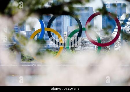Tokio, Japan. März 2021, 23rd. Dieses Denkmal für die Olympischen Spiele in Tokio (Tokio 2020) in Odaiba in der Nähe der Regenbogenbrücke in Tokio, Japan am 23. März 2021. Während die Kirsche in voller Blüte blüht und die Menschen herumlaufen und die Frühlingsferien genießen. Die Spiele sollten ursprünglich am 24. Juli 2020 beginnen, wurden aber aufgrund der Covid-19-Pandemie verzögert. Die Spiele wurden vorläufig für den 23. Juli 2021 verschoben. (Foto von Kazuki Oishi/Sipa USA) **Japan out** Credit: SIPA USA/Alamy Live News Stockfoto