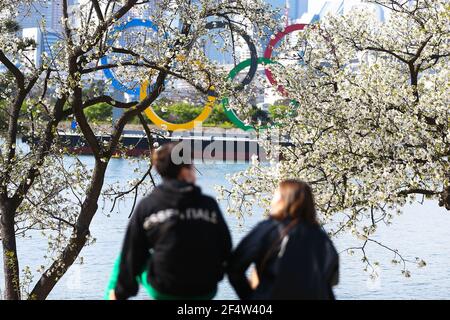 Tokio, Japan. März 2021, 23rd. Dieses Denkmal für die Olympischen Spiele in Tokio (Tokio 2020) in Odaiba in der Nähe der Regenbogenbrücke in Tokio, Japan am 23. März 2021. Während die Kirsche in voller Blüte blüht und die Menschen herumlaufen und die Frühlingsferien genießen. Die Spiele sollten ursprünglich am 24. Juli 2020 beginnen, wurden aber aufgrund der Covid-19-Pandemie verzögert. Die Spiele wurden vorläufig für den 23. Juli 2021 verschoben. (Foto von Kazuki Oishi/Sipa USA) **Japan out** Credit: SIPA USA/Alamy Live News Stockfoto
