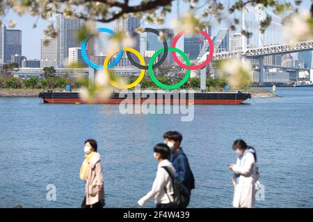 Tokio, Japan. März 2021, 23rd. Dieses Denkmal für die Olympischen Spiele in Tokio (Tokio 2020) in Odaiba in der Nähe der Regenbogenbrücke in Tokio, Japan am 23. März 2021. Während die Kirsche in voller Blüte blüht und die Menschen herumlaufen und die Frühlingsferien genießen. Die Spiele sollten ursprünglich am 24. Juli 2020 beginnen, wurden aber aufgrund der Covid-19-Pandemie verzögert. Die Spiele wurden vorläufig für den 23. Juli 2021 verschoben. (Foto von Kazuki Oishi/Sipa USA) **Japan out** Credit: SIPA USA/Alamy Live News Stockfoto
