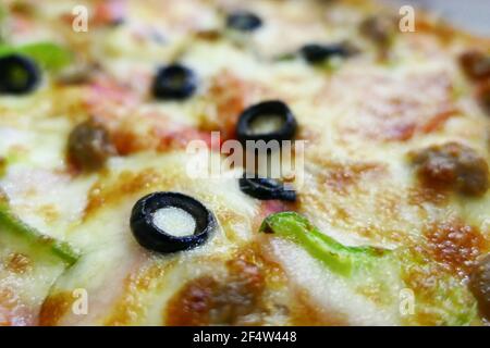 Nahaufnahme einer frisch gebackenen Pizza Stockfoto
