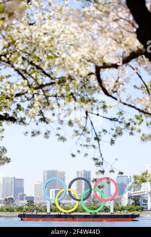 Tokio, Japan. März 2021, 23rd. Dieses Denkmal für die Olympischen Spiele in Tokio (Tokio 2020) in Odaiba in der Nähe der Regenbogenbrücke in Tokio, Japan am 23. März 2021. Während die Kirsche in voller Blüte blüht und die Menschen herumlaufen und die Frühlingsferien genießen. Die Spiele sollten ursprünglich am 24. Juli 2020 beginnen, wurden aber aufgrund der Covid-19-Pandemie verzögert. Die Spiele wurden vorläufig für den 23. Juli 2021 verschoben. (Foto von Kazuki Oishi/Sipa USA) **Japan out** Credit: SIPA USA/Alamy Live News Stockfoto