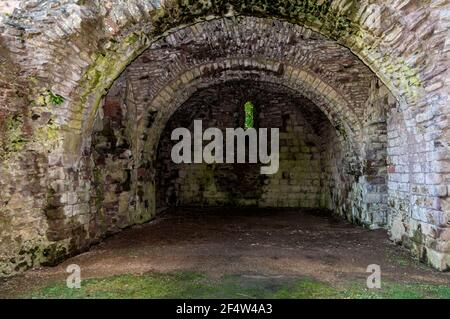 Ein gewölbter Unterboden in Norham Castle, der zur Lagerung in genutzt wurde Mittelalter und Zugang zu anderen Kellern und Lagerräumen Zimmer Stockfoto