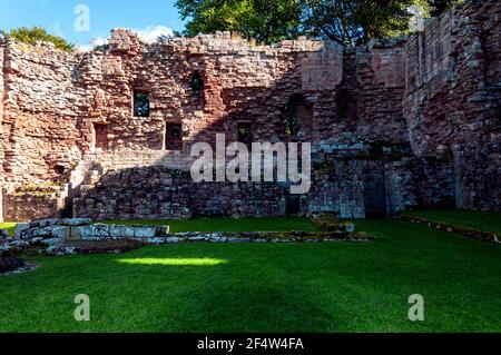 Ruinen des Bischofssaals, der im Inneren stand Ward of Norham Castle, die viel Kampf in der sah Kriege zwischen Schottland und England Stockfoto