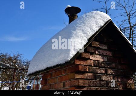 Dicke Schicht von frisch gefallener Schnee auf den Dächern von Häuser und Ferienhäuser in der Natur Stockfoto