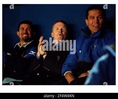 John Gallagher (Mitte) Manager von Harlequins April 2000 Rugby Union Team im Dugout Stockfoto