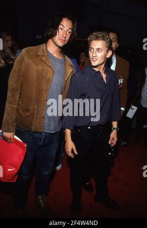 HOLLYWOOD, CA - JULI 18: Alex Winter und Keanu Reeves besuchen die Premiere von 'Bill and Ted's Bogus Journey' am 18. Juli 1991 im Mann Chinese Theatre in Hollywood, Kalifornien.Quelle: Ralph Dominguez/MediaPunch Stockfoto