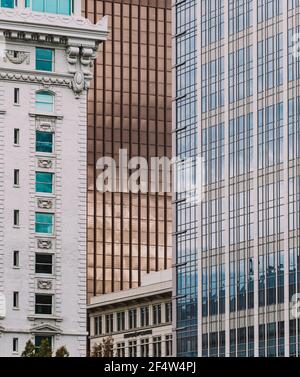 Vertikale Aufnahme der schönen und modernen Wolkenkratzer Stockfoto