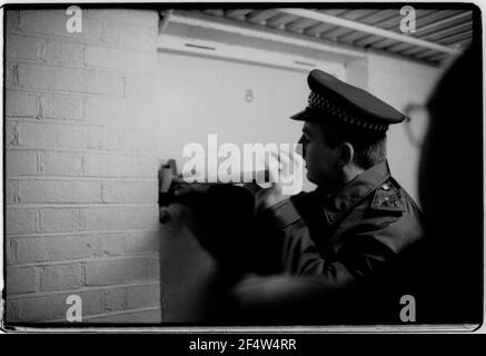 London England. Hausbesetzer aus Oxted Court auf dem Holmleigh Estate in Hackney East London vertrieben. 26. April 1991. Hackney Council verwendet Gesetzgebung mit Abschnitt 7 des Strafgesetzbuches von 1977 so dass sie gewaltsam Hausbesetzer aus Eigenschaften viele besetzt hatte für mehr als drei Jahre sagen, dass neue Mieter waren, um die einst verkommen Eigenschaften, die die Hausbesetzer ‘getan’ und bewohnbar gemacht zu übernehmen. Hier zu sehen: Im Morgengrauen kamen Polizei- und Ratsarbeiter mit Werkzeugen zum Schneiden von Schrauben an, um 19 Familien aus ihren Häusern zu vertreiben. Stockfoto