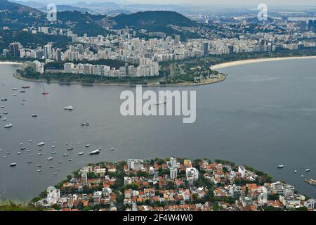 Landschaft mit Panoramablick auf Botafogo vom Zuckerhut in Rio de Janeiro, Brasilien. Stockfoto