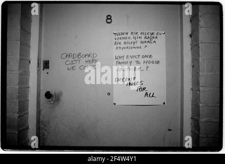 London England. Hausbesetzer aus Oxted Court auf dem Holmleigh Estate in Hackney East London vertrieben. 26. April 1991. Hackney Council verwendet Gesetzgebung mit Abschnitt 7 des Strafgesetzbuches von 1977 so dass sie gewaltsam Hausbesetzer aus Eigenschaften viele besetzt hatte für mehr als drei Jahre sagen, dass neue Mieter waren, um die einst verkommen Eigenschaften, die die Hausbesetzer ‘getan’ und bewohnbar gemacht zu übernehmen. In der Morgendämmerung kamen Polizei- und Ratsarbeiter mit Werkzeugen zum Schneiden von Schrauben an, um 19 Familien aus ihren Häusern zu vertreiben. Stockfoto