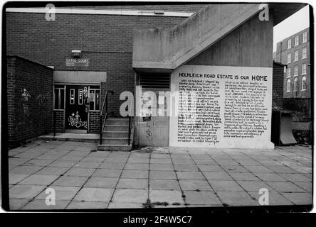 London England. Hausbesetzer aus Oxted Court auf dem Holmleigh Estate in Hackney East London vertrieben. 26. April 1991. Hackney Council verwendet Gesetzgebung mit Abschnitt 7 des Strafgesetzbuches von 1977 so dass sie gewaltsam Hausbesetzer aus Eigenschaften viele besetzt hatte für mehr als drei Jahre sagen, dass neue Mieter waren, um die einst verkommen Eigenschaften, die die Hausbesetzer ‘getan’ und bewohnbar gemacht zu übernehmen. In der Morgendämmerung kamen Polizei- und Ratsarbeiter mit Werkzeugen zum Schneiden von Schrauben an, um 19 Familien aus ihren Häusern zu vertreiben. Stockfoto