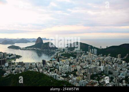 Dawn Landschaft mit Panoramablick auf Botafogo und Zuckerhut von Santa Marta in Rio de Janeiro, Brasilien. Stockfoto