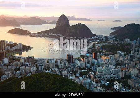 Dawn Landschaft mit Panoramablick auf Botafogo und Zuckerhut von Santa Marta in Rio de Janeiro, Brasilien. Stockfoto