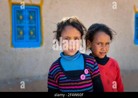 Erg Chebbi, Marokko - 12. April 2016: Zwei junge Mädchen vor ihrer Wohnung in einem Dorf in der Nähe des Erg Chebbi, in Marokko. Stockfoto