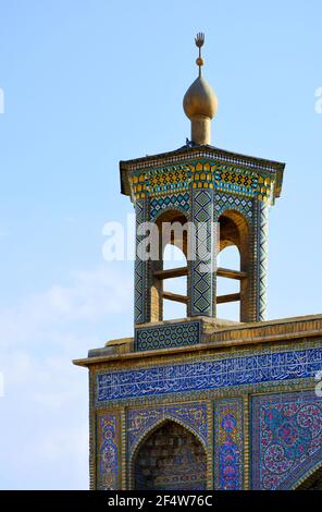 Nasir-ol-molk Moschee ("rosa Moschee") während der Qajar-Dynastie, Shiraz, Iran gebaut. Ein Minarett. Stockfoto