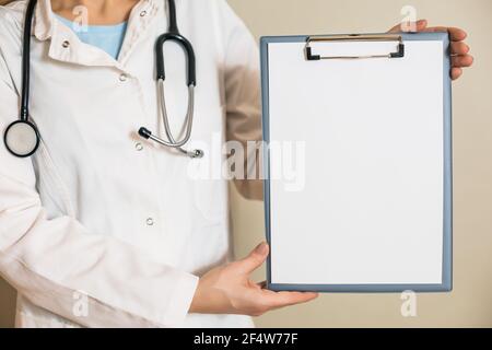 Bild einer Ärztin mit Clipboard. Stockfoto
