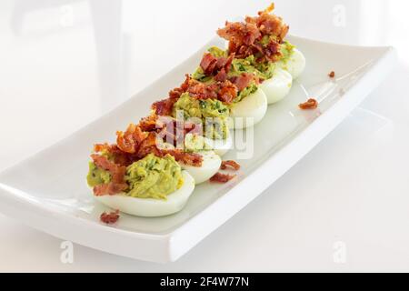 Avocado deviled Eier mit Speck Mittagessen Stockfoto