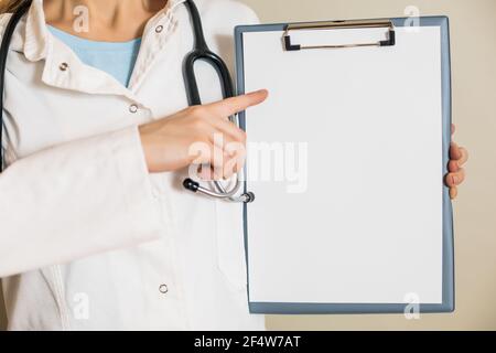 Bild der Ärztin zeigt auf Zwischenablage Stockfoto