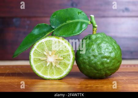 Frische Früchte Bergamotte auf Holztisch. Stockfoto