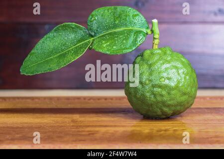 Frische Früchte Bergamotte auf Holztisch. Stockfoto