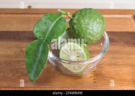 Frische Früchte Bergamotte auf Holztisch. Stockfoto