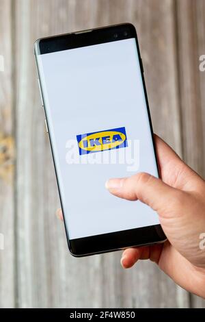 Ein Mobiltelefon oder Mobiltelefon, das in einem gehalten wird Hand mit der IKEA App geöffnet auf dem Bildschirm Stockfoto