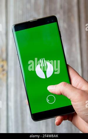 Ein Mobiltelefon oder Mobiltelefon, das in einem gehalten wird Hand mit der Gabel App auf dem Bildschirm geöffnet Stockfoto