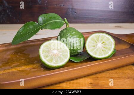 Frische Früchte Bergamotte auf Holztisch. Stockfoto