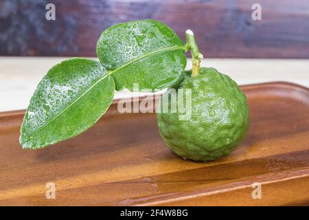 Frische Früchte Bergamotte auf Holztisch. Stockfoto