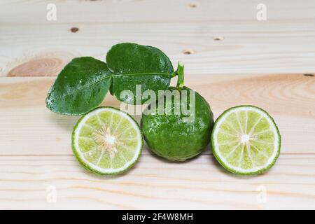 Frische Früchte Bergamotte auf Holztisch. Stockfoto