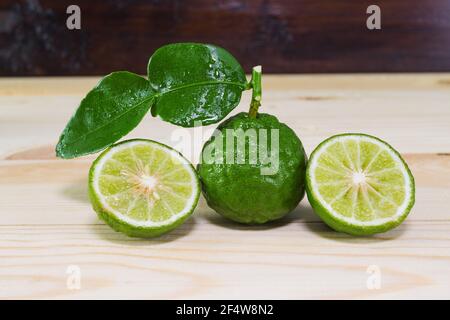 Frische Früchte Bergamotte auf Holztisch. Stockfoto