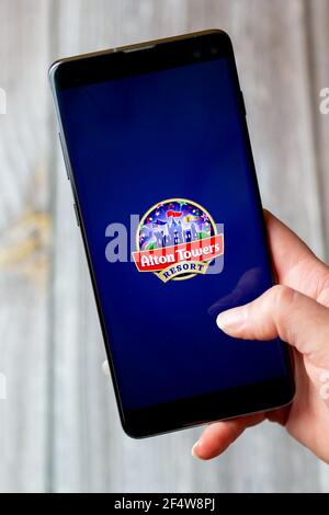 Ein Mobiltelefon oder Mobiltelefon, das in einem gehalten wird Hand mit der Alton Towers App auf dem Bildschirm geöffnet Stockfoto