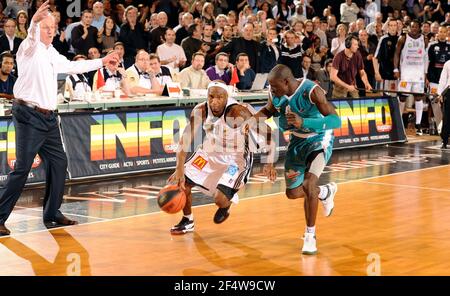 BASKETBALL - FRANZÖSISCHE MEISTERSCHAFT PRO B 2009/2010 - LIMOGES (FRA) - FOTO : JEAN FRANCOIS MOLLIERE / DPPILIMOGES V PAU - MOHAMMED ALHAJI / LIMOGES Stockfoto