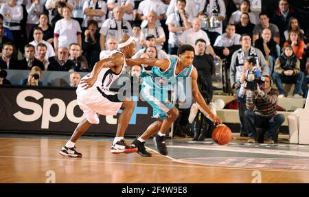 BASKETBALL - FRANZÖSISCHE MEISTERSCHAFT PRO B 2009/2010 - LIMOGES (FRA) - FOTO : JEAN FRANCOIS MOLLIERE / DPPILIMOGES V PAU - GIPSON TEDDY / PAU Stockfoto