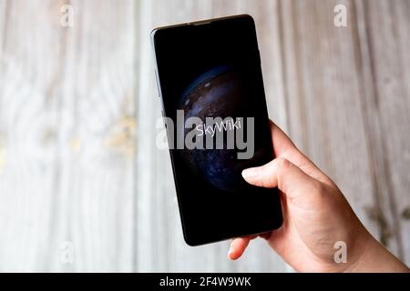 Ein Mobiltelefon oder Mobiltelefon, das in einem gehalten wird Hand mit der SkyWiki App auf dem Bildschirm geöffnet Stockfoto