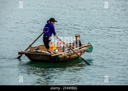 Unternehmen Sie auf Ruderbooten in der Halong Bay von Vietnam Stockfoto